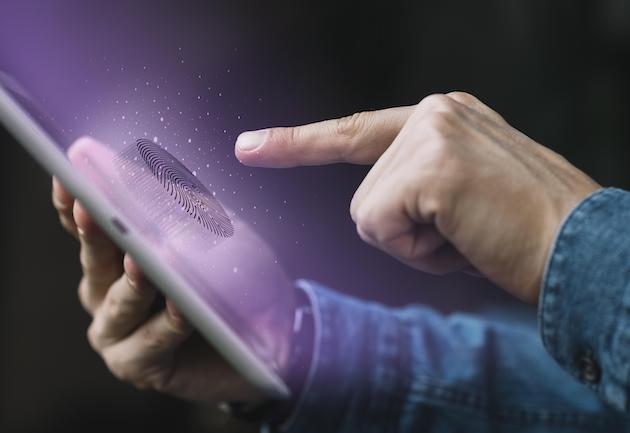 Digitale Barrierefreiheit - ein Mensch interagiert mit einem Tablet